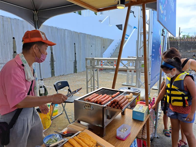 草里漁港岸邊有「海海市集」，販售各式美食。（圖／朱銘美術館提供）