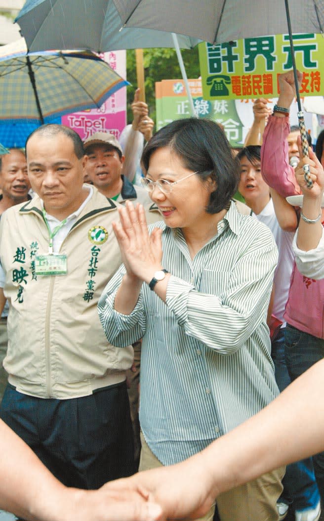 圖為2010年民進黨舉行黨主席等選舉時，蔡英文與趙映光同框的照片。（本報資料照片）