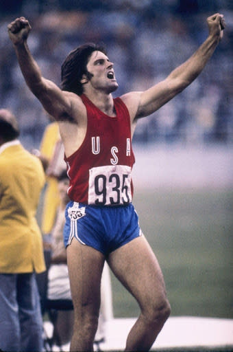 Bruce Jenner célèbre sa victoire lors des JO 1976 à Montréal (Allsport via Getty Images)