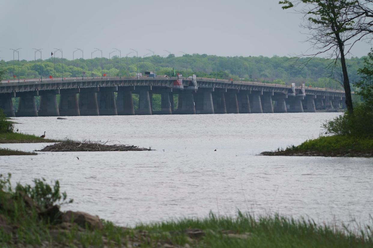 Maintenance work on the Île-aux-Tourtes Bridge has been underway for months. (Ivanoh Demers/Radio-Canada - image credit)