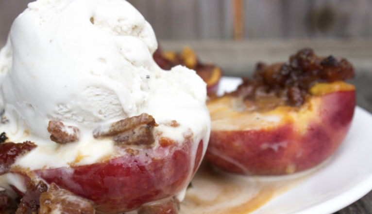 Legit foodgasm. Recipe: Caramelized Nectarines with Bacon and Ice Cream 