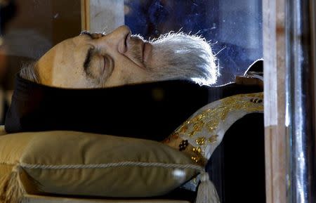 The exhumed body of the mystic saint Padre Pio lies in a glass sepulchre 40 years after his death, in the crypt of Santa Maria delle Grazie in San Giovanni Rotondo, southern Italy in this April 24, 2008 file photo. REUTERS/Alessandro Bianchi/Files