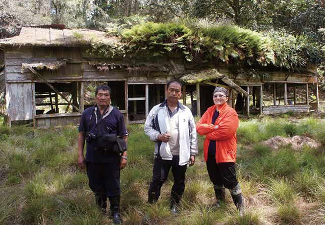 三位玉山國家公園的巡山員站在日治時期東北亞最高部落的太魯那斯駐在所。