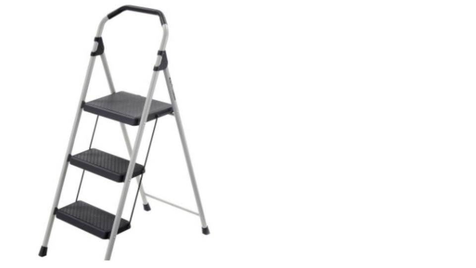 Escalera de acero resistente con tres escalones que ofrece un uso duradero. Es cómoda para llevar todo más fácilmente. / Foto: <em><a href="http://www.homedepot.com/p/Gorilla-Ladders-3-Step-Lightweight-Steel-Step-Stool-Ladder-with-225-lb-Load-Capacity-Type-II-Duty-Rating-GLS-3/205804012" rel="nofollow noopener" target="_blank" data-ylk="slk:Home Depot;elm:context_link;itc:0;sec:content-canvas" class="link ">Home Depot</a></em>