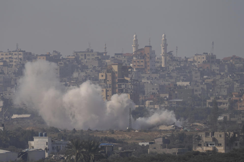 En esta fotografía del jueves 18 de enero de 2024 tomada desde el sur de Israel se ve una columna de humo que se levanta después de un bombardeo israelí en la Franja de Gaza. (AP Foto/Ohad Zwigenberg)