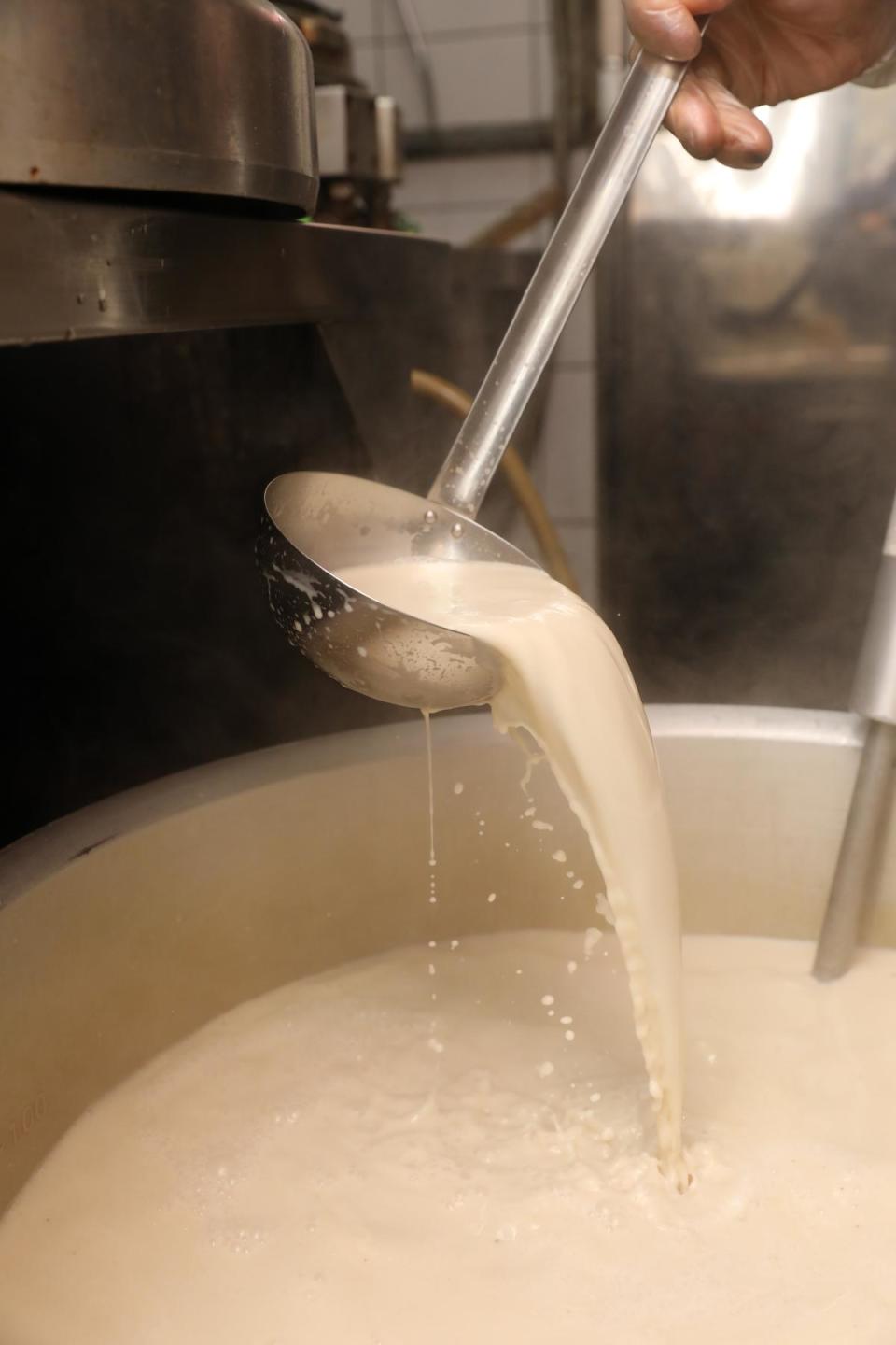曾有對牛奶過敏的客人質疑老闆湯頭有加牛奶才有這種色澤，以身試湯後成主顧。