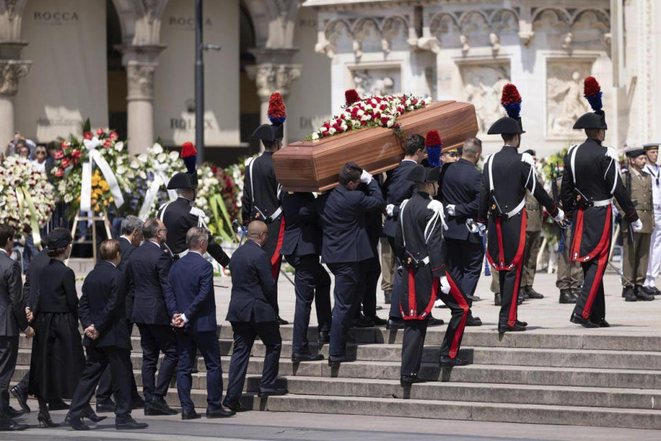 El ataúd del ex primer ministro italiano Silvio Berlusconi es cargado para su funeral de Estado en la catedral de Milán, Italia, el miércoles 14 de junio de 2023. (Rossella Papetti/LaPresse via AP)