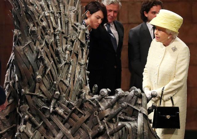 The Secret Signals of Queen Elizabeth's Handbag - PurseBlog