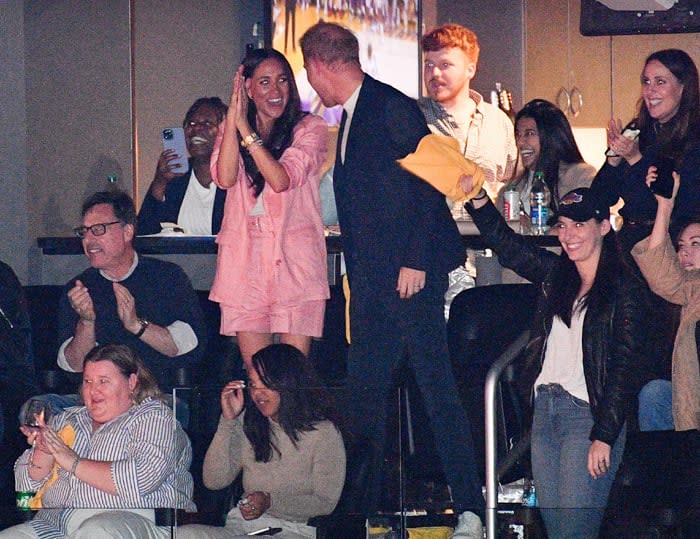 Harry y Meghan en un partido de baloncesto en Los Ángeles