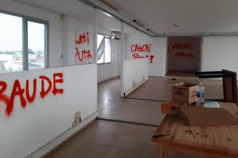 Las oficinas de Sin Escala, abandonadas y con pintadas apuntadas a su dueño