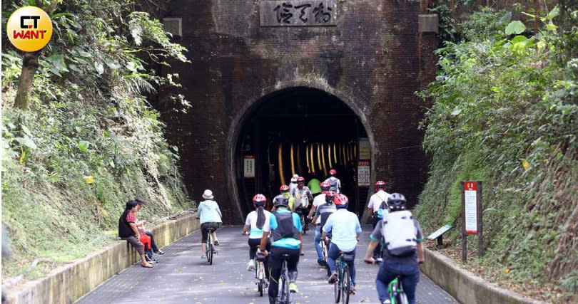 舊草嶺隧道北口上方立有「制天險」門額，南口則寫著「白雲飛處」。（圖／趙文彬攝）