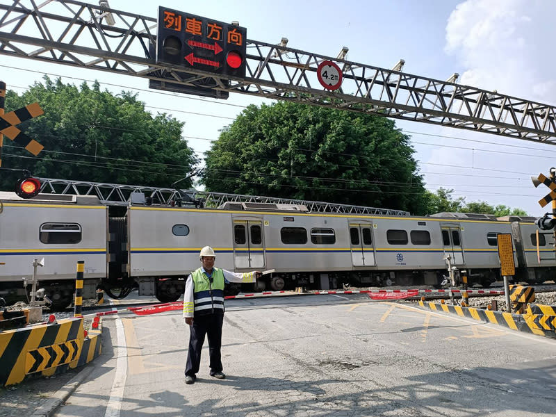 台鐵平交道加裝大型方向指示器 (圖)