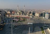 La Plaza Taksim de Estambul vacía durante el toque de queda impuesto por el Gobierno de Turquía en el país. (Foto: Mehmet Emin Caliskan / Reuters).