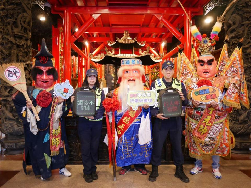 ▲大甲警分局特地請來「濟公、土地公、三太子」等3神尊人偶，與員警共同拍成微電影，交安宣導(圖／警方提供2022.1. 24)