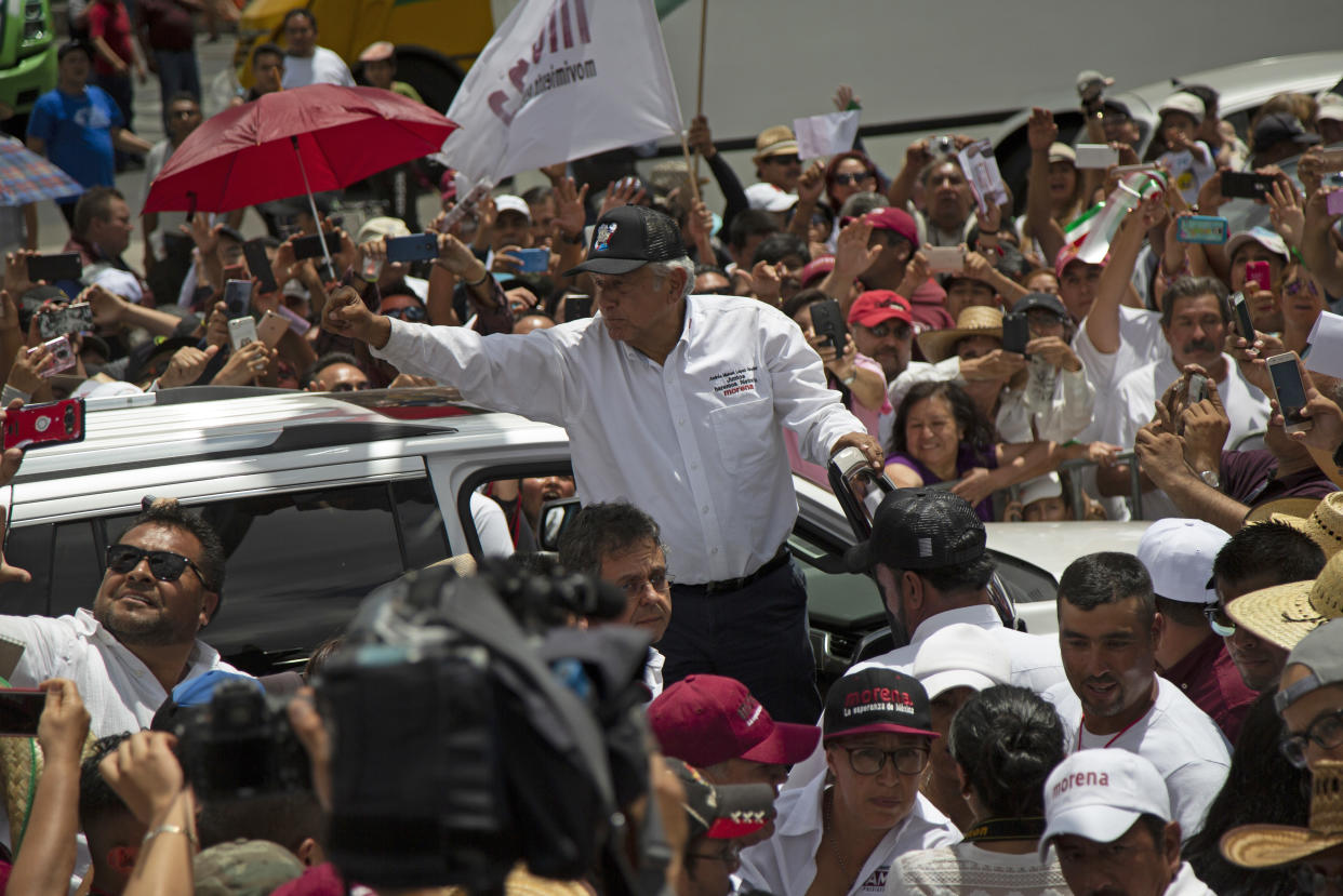 El candidato a la presidencia de México, Andrés Manuel López Obrador, conocido como AMLO, habla a sus seguidores en un acto de campaña en la Ciudad de México, el 3 de junio de 2018. México celebrará elecciones generales el 1 de julio. (AP Foto/Anthony Vazquez)