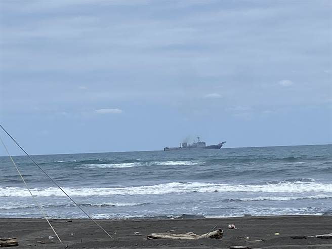 海軍陸戰隊今（1日）在宜蘭縣利澤沙丘海岸及壯圍海岸林生態復育沙灘，進行年度計畫的登陸搶灘演練。（吳佩蓉攝）