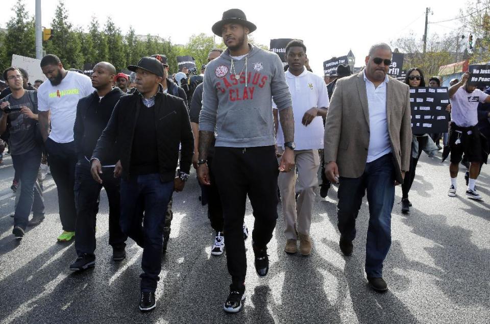 Carmelo Anthony, alero de los Knicks de Nueva York, marcha por las calles de Baltimore en protesta por la muerte del negro Freddie Gray a manos de la policía, el jueves 30 de abril de 2015 en Baltimore. (Foto AP/Patrick Semansky)