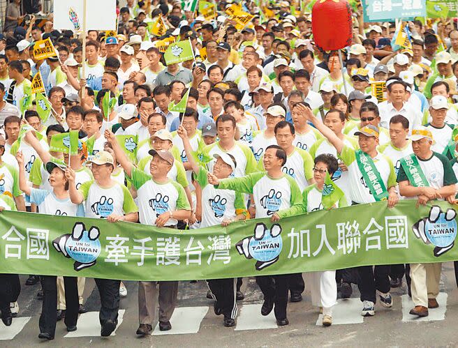 台灣與大陸關係沒處理好，想加入國際組織難度很高。圖為民進黨在高雄市舉行「公投護台灣、加入聯合國」大遊行。（本報資料照片）