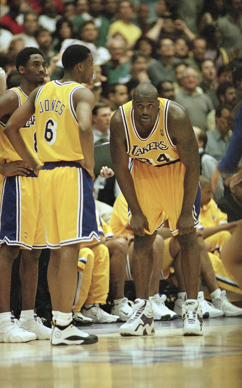 Shaquille O'Neal（圖右）、Eddie Jones（圖中）與Kobe Bryant。（AP Photo/Kevork Djansezian）