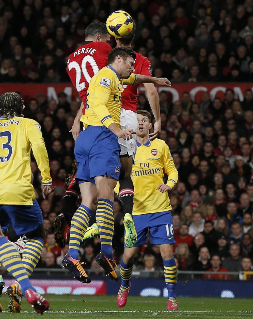 Manchester United's Robin van Persie (2nd L) scores against Arsenal during their English Premier League soccer match at Old Trafford in Manchester, northern England, November 10, 2013.