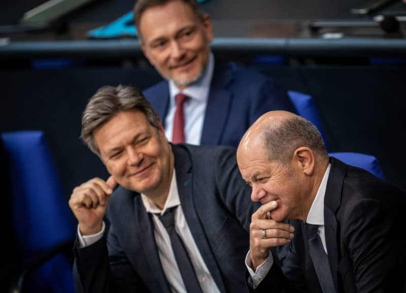 Germany's Chancellor Olaf Scholz (R), Robert Habeck (L), Germany's Minister for Economic Affairs and Climate Protection, and Christian Lindner (C), Germany's Finance Minister, attend a plenary session at the start of the budget week. Michael Kappeler/dpa