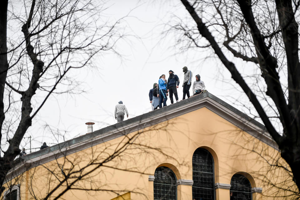 La sospensione dei colloqui ha fatto scattare la rivolta il 27 carceri. Sei finora le vittime, di cui tre a Modena. Gravi disordini a San Vittore, ma anche a Rebibbia, a Roma. Tentativi di evasione sono stati bloccati nel carcere di Foggia e in quello palermitano dell'Ucciardone. (Foto Claudio Furlan-LaPresse)