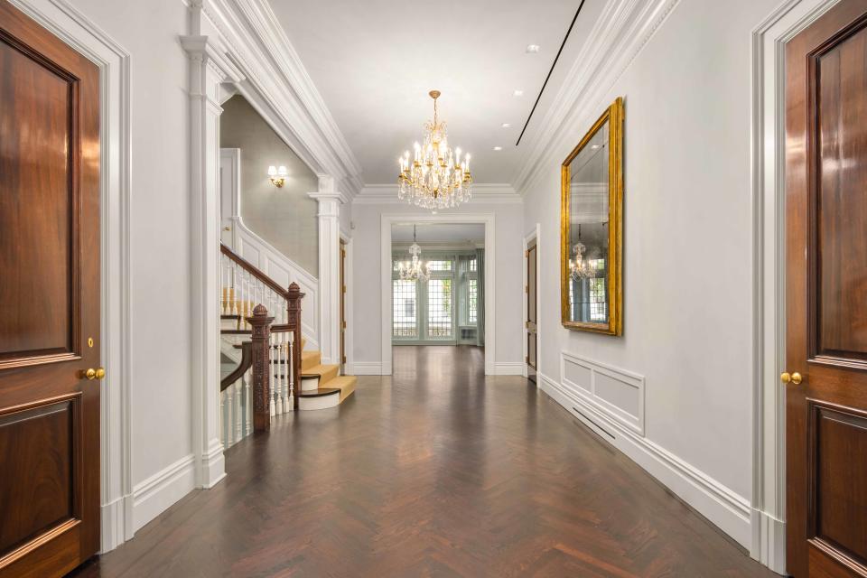 4) There are oak hardwood floors throughout all 16 rooms.