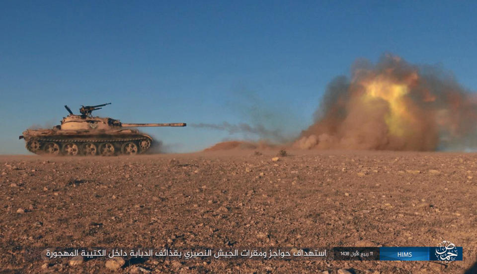 Imagen publicada en línea el sábado 10 de diciembre de 2016 por parte de simpatizantes del grupo Estado Islámico que presuntamente muestra un tanque operado por el grupo extremista mientras dispara contra las tropas sirias al este de Palmira, Siria. (Fotografía de milicianos vía AP)