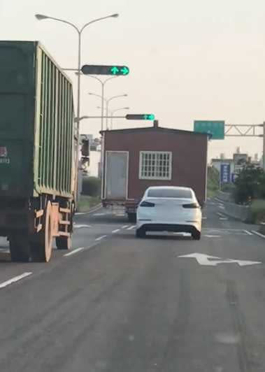 貨車幾乎佔據2個車道。（圖／翻攝自「新竹大小事」臉書社團）