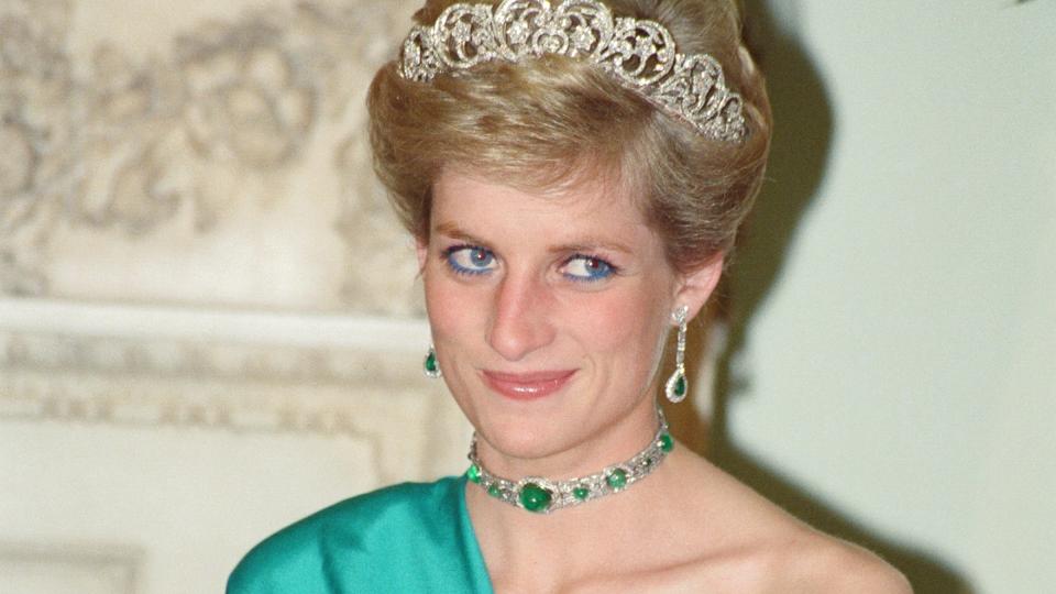 <p> On 21st June 1989, Diana wowed the crowds at Mansion House in London, showing off the Spencer tiara again in all its glittering glory. </p> <p> The Princess of Wales was attending a dinner in honour of Robert Hawke, the Australian Prime Minister at the time, who was on a visit to the UK. Diana decided on an elegant turquoise ballgown to go alongside the Spencer diamond tiara, and finished the entire outfit off with an emerald and diamond choker, which previously belonged to Queen Mary, and was part of the royal collection. </p>