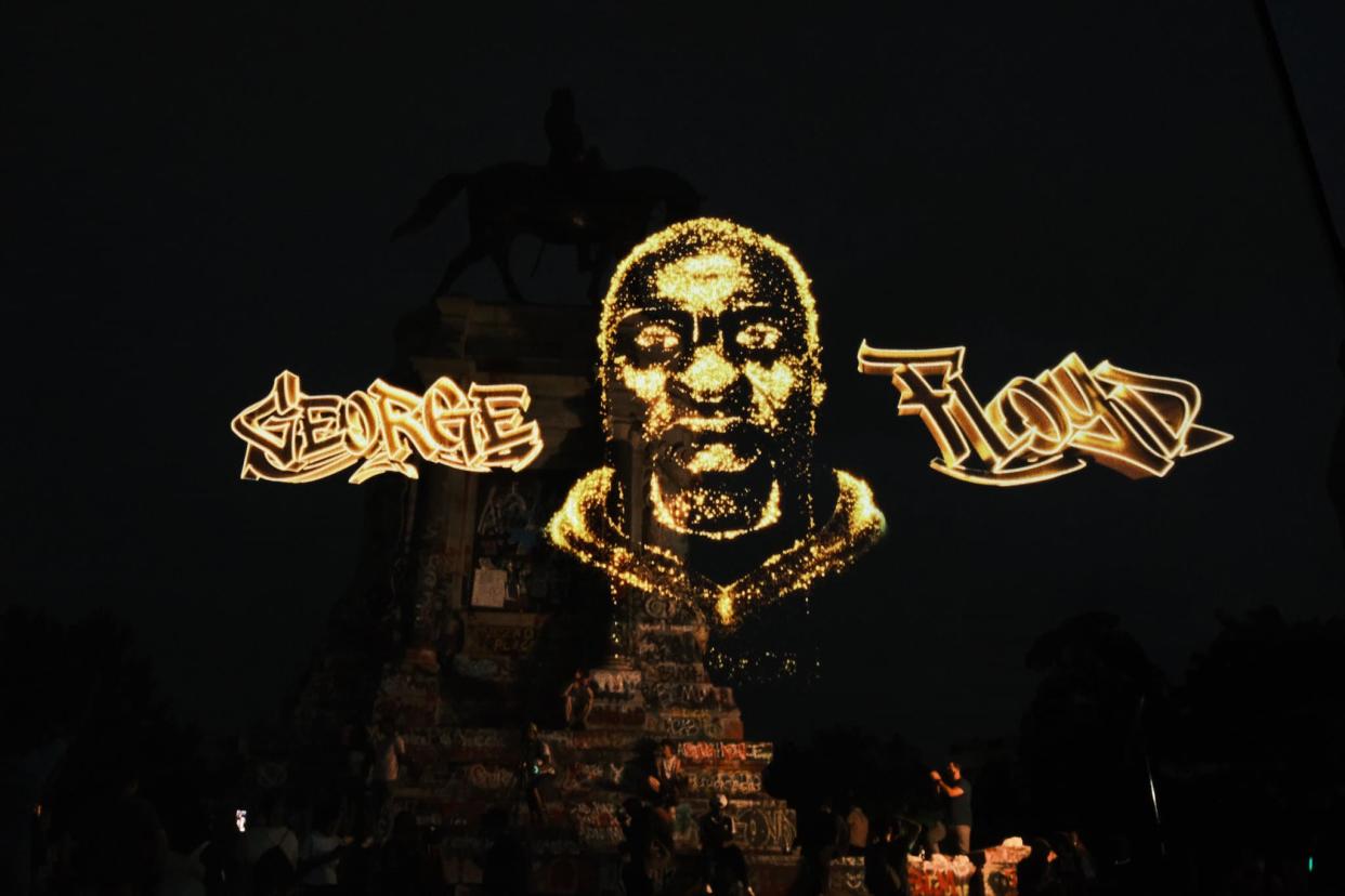 Un hologramme représentant George Floyd est projeté devant un monument en l'honneur d'un général confédéré le 28 juillet à Richmond (Virginie) - EZE AMOS / GETTY IMAGES NORTH AMERICA / GETTY IMAGES VIA AFP