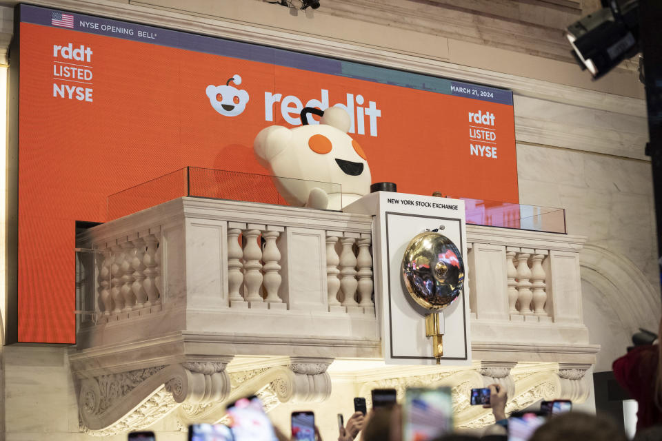 O mascote do Reddit, Snoo, toca o sino de abertura da Bolsa de Valores de Nova York, antes da oferta pública inicial da empresa, quinta-feira, março.  21 de novembro de 2024. (AP Photo/Yuki Iwamura)
