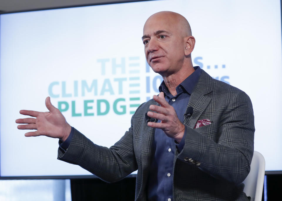 El CEO de Amazon, Jeff Bezos, llega para comenzar su conferencia de prensa en el National Press Club en Washington, el jueves 19 de septiembre de 2019. Bezos anunció un compromiso climático, estableciendo una meta para cumplir el Acuerdo de París 10 años antes. (AP/Pablo Martinez Monsivais)