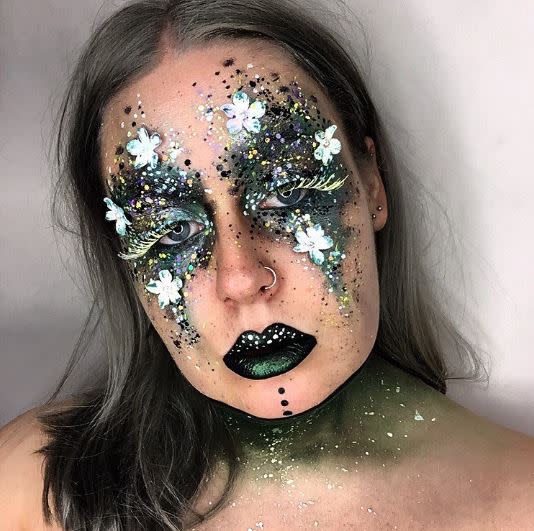 Das erste Bild aus der Serie “terrarium eyes” zeigt Ellie Costello persönlich im blumigen Waldlook. Foto: Instagram (@makeupisart_x)