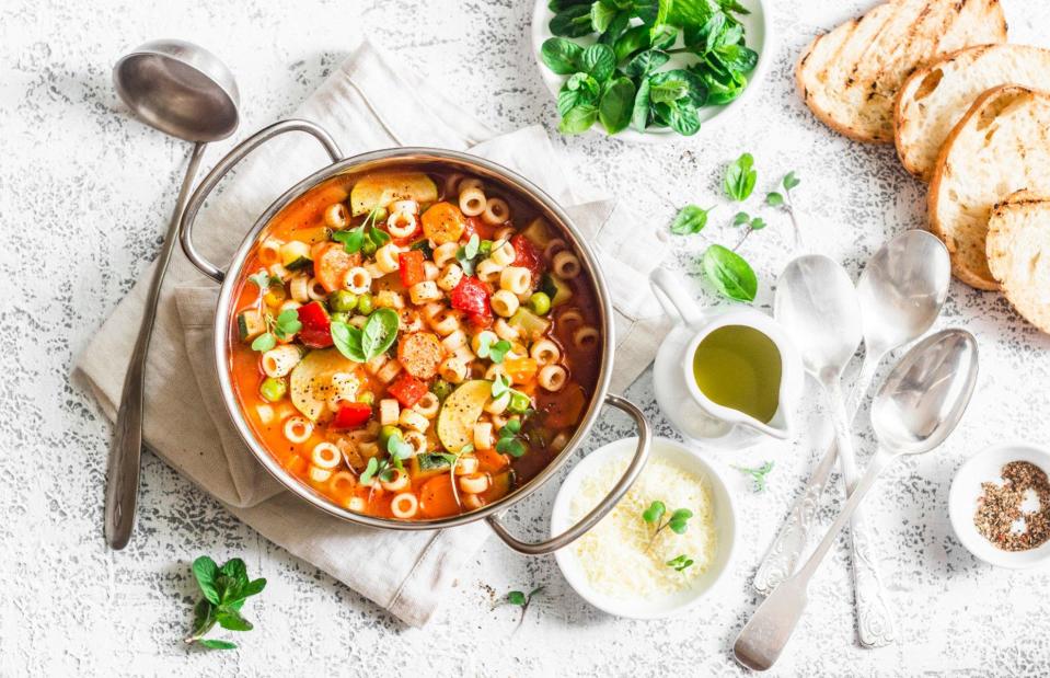 So kochen Sie eine leckere Minestrone. (Bild: Kiaan Oksana/Shutterstock)