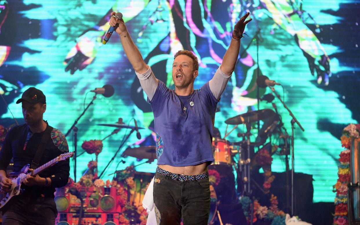 Coldplay um Frontmann Chris Martin sind bekannt für imposante Live-Shows. 2024 kommt die Band für vier Zusatzkonzerte nach Deutschland. (Bild: Getty Images / Jeff Spicer)