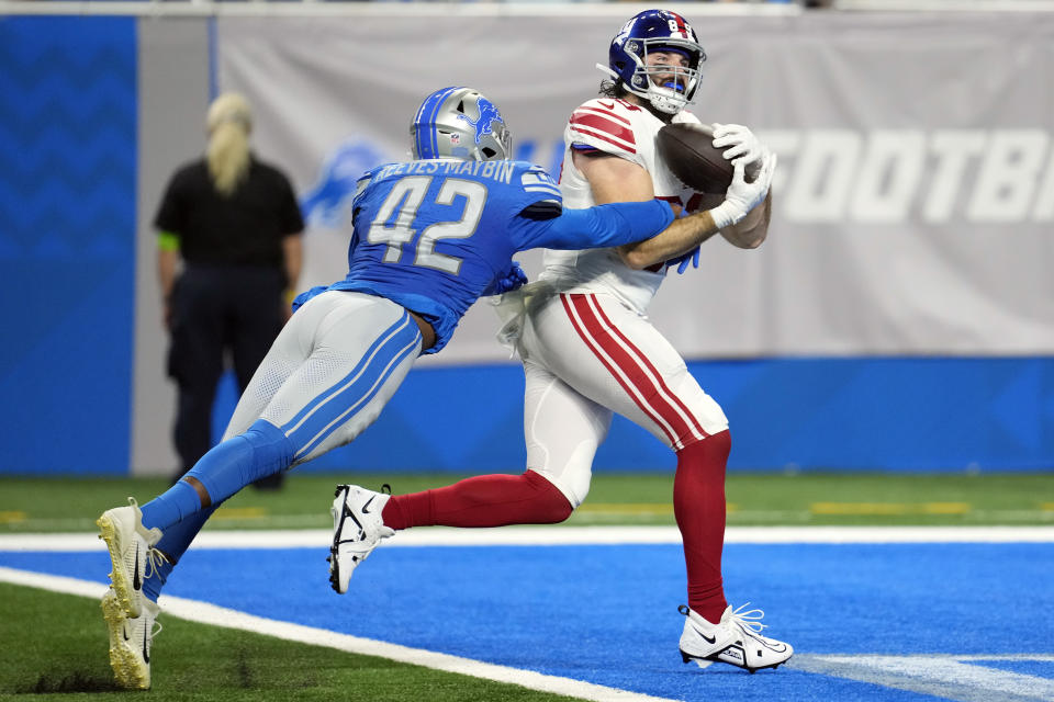 New York Giants tight end Tommy Sweeney, defended by Detroit Lions linebacker Jalen Reeves-Maybin (42), catches a 14-yard pass for a touchdown during the first half of an NFL preseason football game, Friday, Aug. 11, 2023, in Detroit. (AP Photo/Paul Sancya)