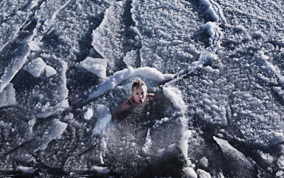 Woman swimming in icy water - Digital Vision/David Trood