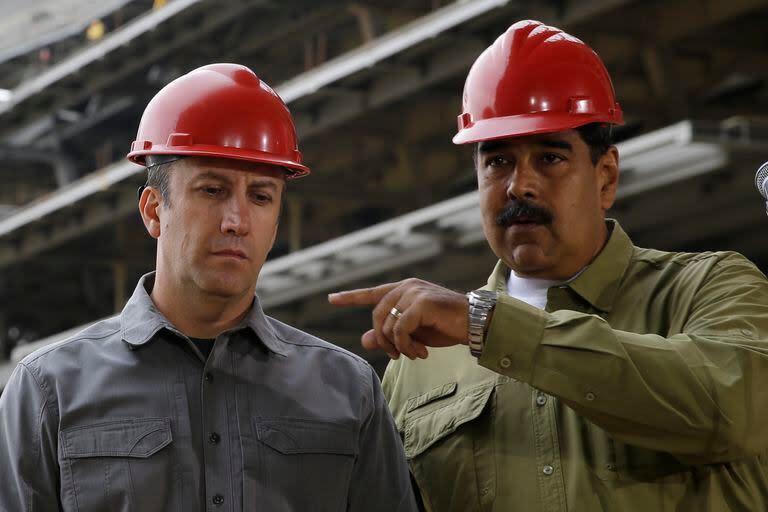 ARCHIVO - En mayo de 2018, el presidente de Venezuela, Nicolás Maduro, y el entonces vicepresidente Tareck El Aissami, recorren el estadio de béisbol La Rinconada en construcción, en las afueras de Caracas, Venezuela, (AP Foto/Ricardo Mazalan, Archivo)