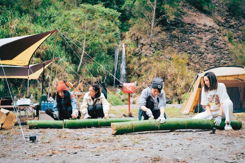 楊謹華（左起）、林心如、江宜蓉與郭雪芙在《光露營就很忙了》中挑戰製作竹筒飯。（TVBS提供）