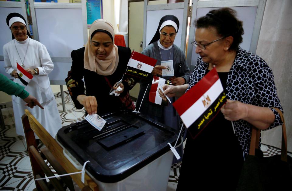 <p>Frauen geben bei der ägyptischen Präsidentschaftswahl in Kairo ihre Stimmzettel ab. Der amtierende Präsident Abdel Fattah al-Sisi hatte in einem Wahlfilm gesagt, die Ägypter seien „noch nicht bereit für die Demokratie“ – dennoch schreitet das Land zu den Wahlurnen. Die Wahl dauert drei Tage, es gilt als so gut wie sicher, dass al-Sisi wiedergewählt wird. (Bild: REUTERS/Amr Abdallah Dalsh) </p>