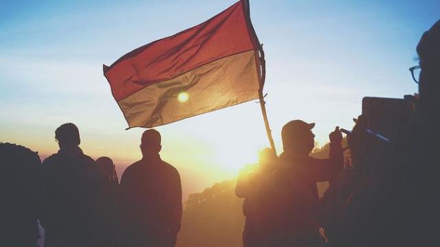 Wawasan nusantara pada hakikatnya merupakan cara pandang dan sikap bangsa indonesia mengenai diri da