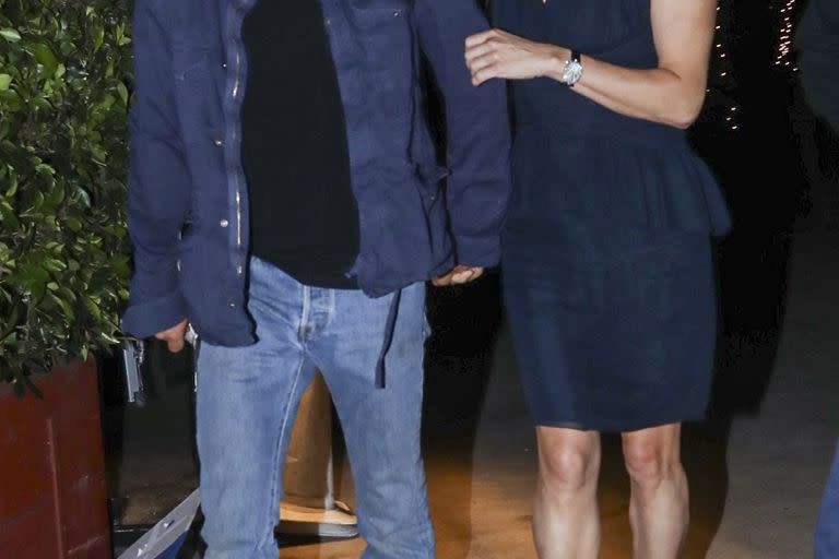 Sean Penn junto a su novia Olga Korotyayeva saliendo de Giorgio Baldi, un lujoso restaurante de Santa Mónica. Mientras él se mostró súper jovial con jeans y una campera de gabardina, ella prefirió la elegancia de un vestido azul marino sin mangas que combinó con sandalias negras