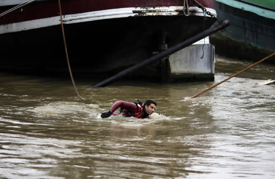 Thousands evacuated as floods batter Paris region