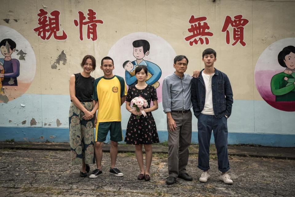 《陽光普照》演員柯淑勤（左起）、巫建和、吳岱凌、陳以文、許光漢在片中飾演一家人。（甲上提供）