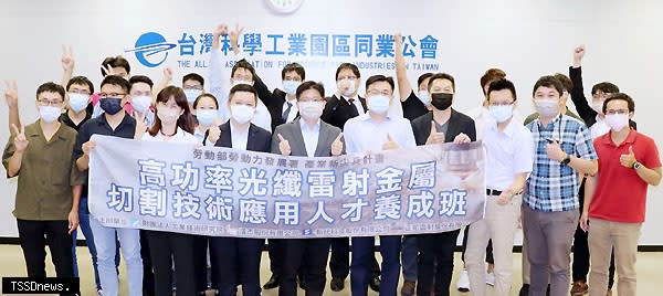 勞動部雲嘉南分署與工研院合辦產業新尖兵計畫，幫企業培育產業重點人才，雲嘉南分署長劉邦棟及工研院產業學院經理張榮傑鼓勵青年報名。（記者李嘉祥攝）