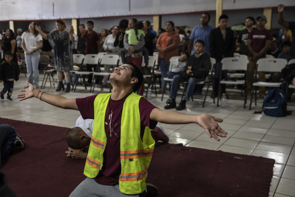 Un migrantes mexicano reza durante el servicio religioso del refugio cristiano Embajadores de Jesús en Tijuana, México, el martes 26 de septiembre de 2023. Mientras en México hay varios espacios para albergar migrantes, en Tijuana ha percibido un nuevo flujo de mexicanos que huyen de la violencia, la extorsión y las amenazas del crimen organizado. (AP Foto/Karen Castañeda)