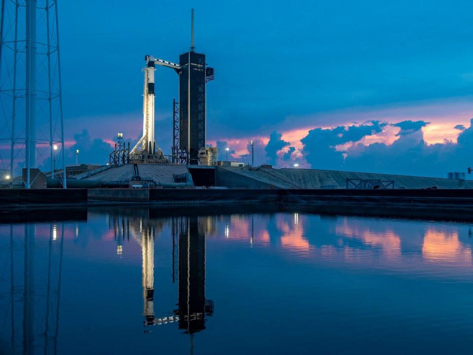 spacex crew dragon spaceship sunset kennedy space center cape canaveral florida launchpad launch complex 39a elon musk twitter