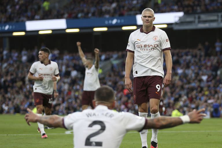 Erling Haaland, de Manchester City, celebra después de convertir su segundo gol ante Burnley