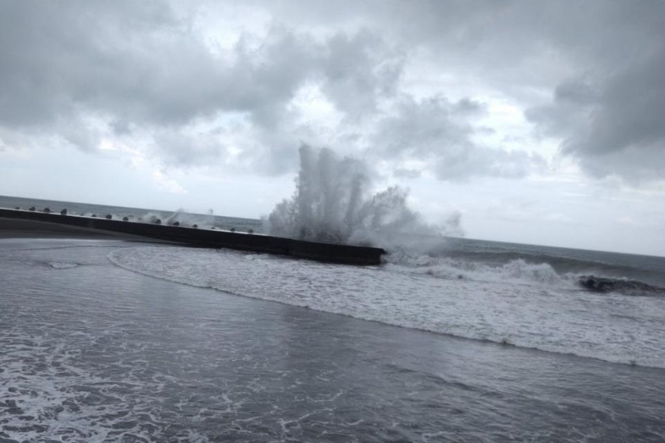 颱風梅花發布海上颱風警報，宜蘭沿海掀起巨浪，海域岸際全面淨空，各漁港漁船紛紛進港避風，並做防颱整備。（記者林坤瑋攝）